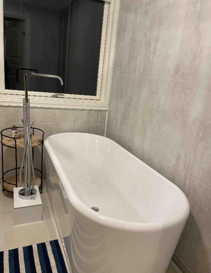 Beautiful 5-Bed Villa In 만달 외부 사진